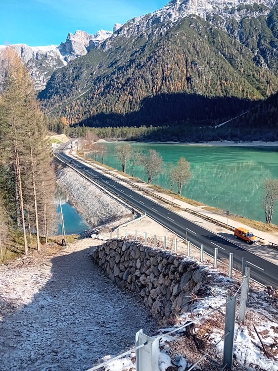 Entlang der Staatsstraße SS 51 Alemagna bei Toblach sind die Arbeiten für den Bau neuer Lawinenschutzdämme abgeschlossen. (Foto: LPA/Ressort für Infrastrukturen und Mobilität)