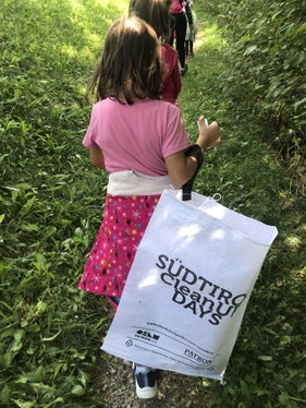 Nell'ambito dei CleanUP Days Alto Adige, numerosi appassionati di natura si sono dati da fare per raccogliere i rifiuti lasciati in giro nei Parchi naturali e nelle zone turistiche partecipanti. (Foto: USP/Andrea Leitner)