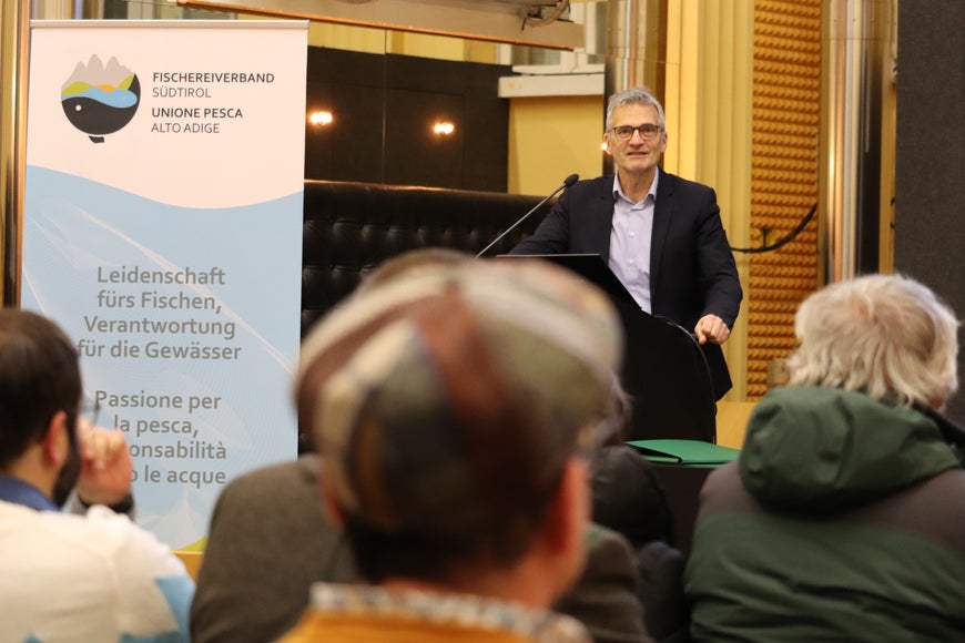 Leidenschaft fürs Fischen, Verantwortung für die Gewässer steht auf dem Banner des Fischereiverbandes, der gemeinsam mit Forstwirtschaftslandesrat Luis Walcher und der Landesabteilung Forstdienst die 212 neuen Fischerinnen und Fischer, die im Vorjahr die Fischerprüfung bestanden haben, zu einer Feierstunde in das Palais Widmann geladen hatte. (Foto: LPA/Maja Clara)