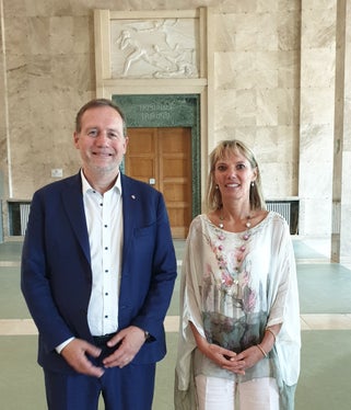 LR Bessone (im Bild mit der Präsidentin des Landesgerichts Bozen Francesca Bortolotti): Ziel ist es, die Instandhaltungsarbeiten besser zu koordinieren und eine effizienter Verwaltung des Gerichtsgebäudes zu gewährleisten. (Foto: LPA)