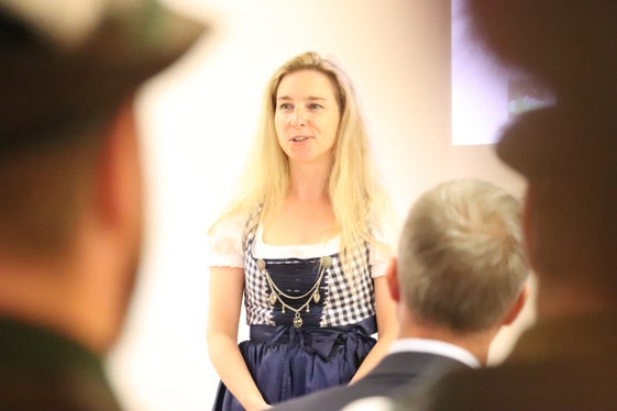 Gratulierte zum erfolgreichen Abschluss des Jagdaufseherlehrgangs: Sophie Biamino, seit dem 1. August Direktorin der Agentur Landesdomäne, zu der die Forstschule Latemar gehört. (Foto: LPA/Maja Clara)