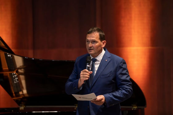 Il sindaco di Bressanone Andreas Jungmann al concerto d'apertura del concorso Prima la musica (Foto: ASP/Daniel von Johnston)