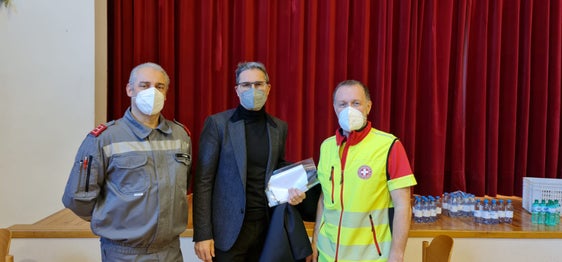 Il presidente Kompatscher (al centro nella foto) ringrazia tutte le persone coinvolte nell'operazione. (Foto: Vigili del fuoco volontari)