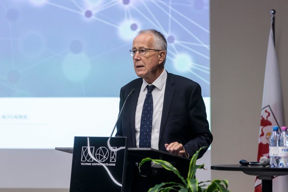 Il presidente dell'Eurac Roland Psenner ha illustrato il lavoro di Ulrike Tappeiner (Foto: ASP / Tiberio Sorvillo) 