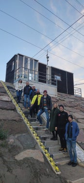 Gruppenbild mit Mitarbeitern und Mitarbeiterinnen des Landeswarnzentrums und der Landeswarnzentrale Tirol bei der Pegelmessstelle an der Etsch in Sigmundskron (Foto: LPA/Landeswarnzentrum/Andreas Simmerle)