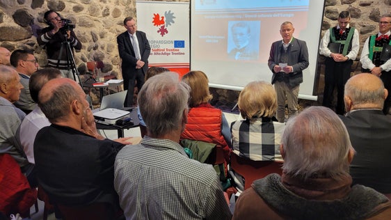 Grande affluenza alla Casa della Pesa per la serata dedicata alla vita del politico cimbro Eduard Reut-Nicolussi, in concomitanza con un nuovo appuntamento de "I giovedì culturali dell'Euregio". Nella foto il segretario generale del GECT Euregio Christoph von Act (al centro) e lo storico Michael Gehler (a sinistra). (Foto: Euregio/Armin Gluderer)