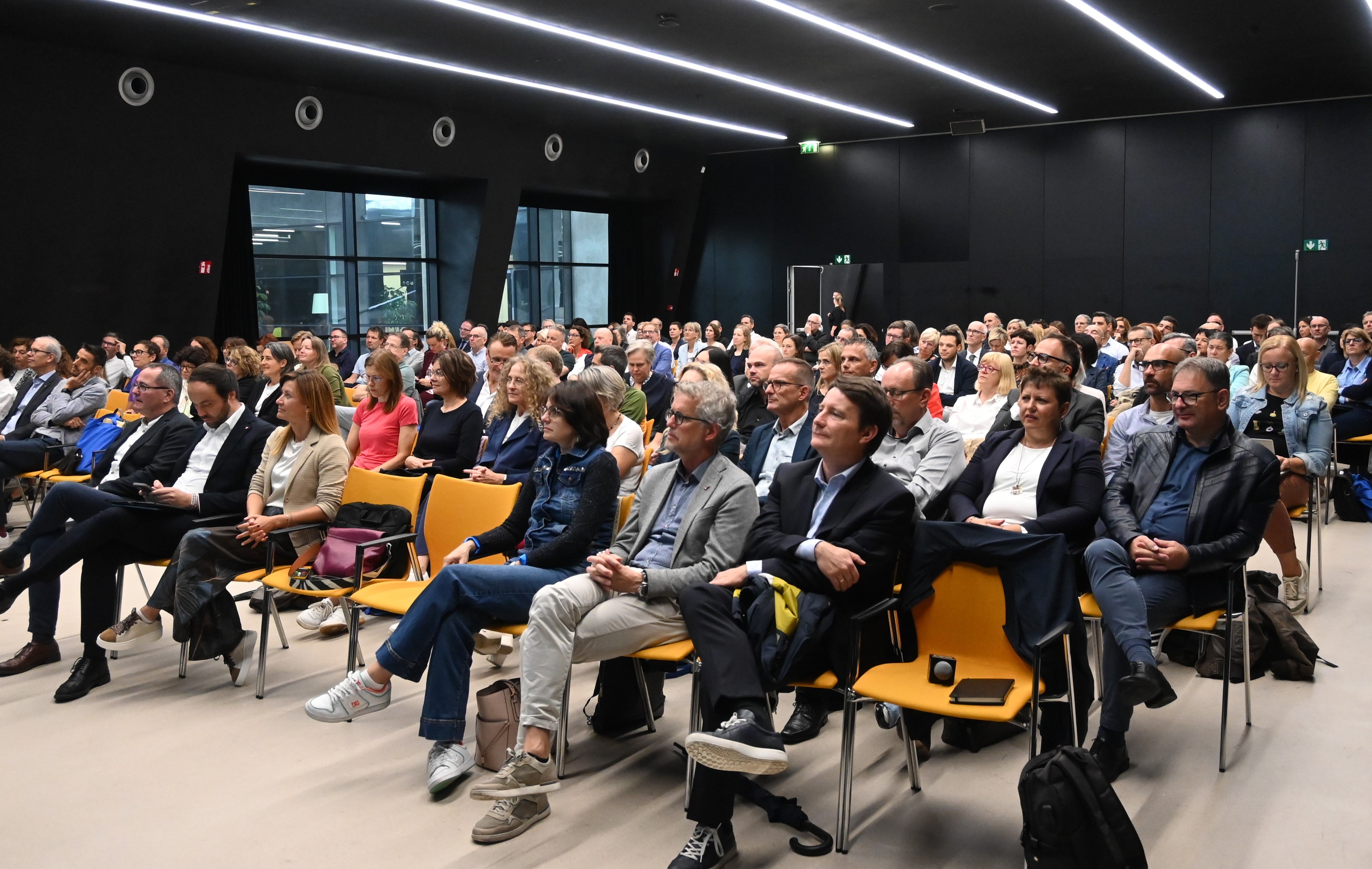 Über 100 Führungskräfte der deutschsprachigen Kindergärten und Schulen haben am 24. September an der Eröffnungskonferenz im Noi-Techpark in Bozen teilgenommen (Foto: LPA/Deutsche Bildungsdirektion/Margit Pichler)

