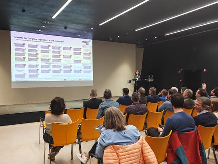 Wie KI-kompetent die einzelnen Abteilungen und Ämter der Landesverwaltung sind, wurde jetzt vom KI-Projektteam erhoben. Die Analyse dient als Ausgangspunkt, um ein individuelles Programm zum Ausbau der KI-Kompetenz zu erstellen, wie Projektleiterin Maria Giovanna Ienco bei der Vorstellung im NOI Techpark erklärte. (Foto: LPA/Ursula Pirchstaller)