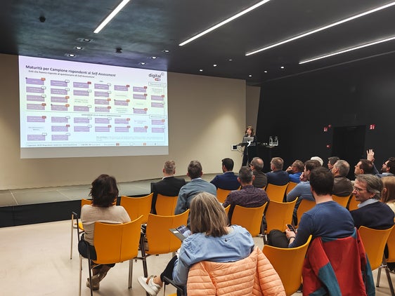 Il team di progetto sull'IA ha valutato il livello di competenza in materia di IA di Ripartizioni e Uffici dell'Amministrazione provinciale. L'analisi funge da punto di partenza per elaborare un programma personalizzato volto a potenziare le competenze in materia di IA, come ha spiegato la responsabile del progetto Maria Giovanna Ienco in occasione della presentazione al NOI Techpark. (Foto: USP/Ursula Pirchstaller)