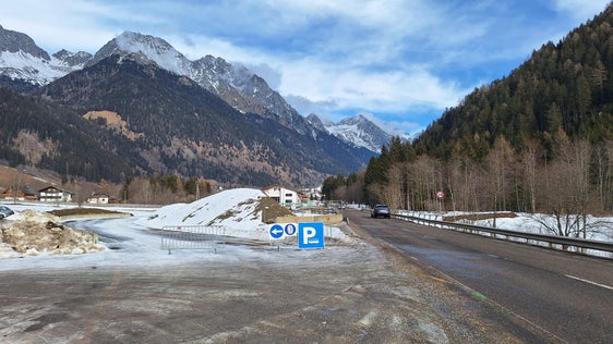 Begonnen hatten die Arbeiten Anfang Oktober mit dem Bau einer Behelfsstraße (links im Bild), Mitte Dezember wurden sie planmäßig abgebrochen, da ein Baustellenbereich im Zuge der Durchführung der Biathlon-Weltcup-Rennen als Parkplatz genutzt werden musste. (Foto: Landesabteilung Tiefbau)