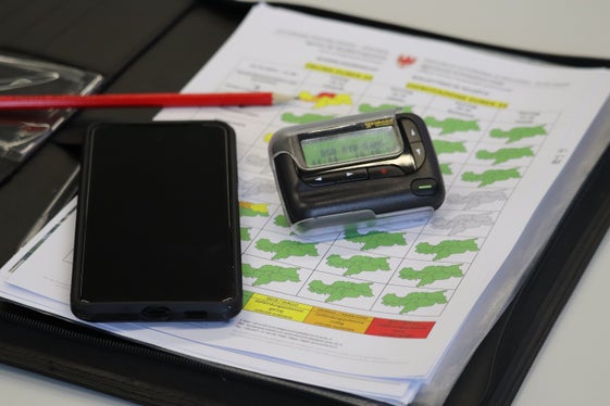 Während der Übung wurde auf dem fiktiven Warnlagebericht im Großraum Brenner die höchste Warnstufe Rot für Massenbewegungen und Murgänge angezeigt, der Zivilschutzstatus wurde fiktiv auf die Voralarm-Stufe Bravo angehoben. (Foto: LPA/Maja Clara)