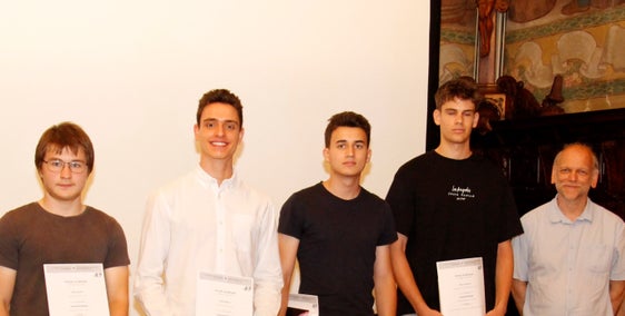 Die Bestplatzierten des Landeswettbewerbs der Physikolympiade: Martin Mathá, Realgymnasium Bozen, Sasha Marola, Realgymnasium Bozen, David Kofler, Technologische Fachoberschule Bozen, Marco Nardone, Realgymnasium Brixen, Moritz Runggaldier, Technologische Fachoberschule Bozen mit Koordinator Klaus Überbacher (Foto: LPA/Bildungsdirektion/Verena Hilber)