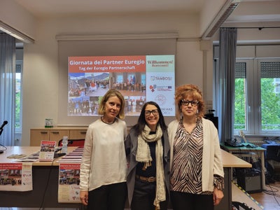 Il progetto è stato coordinato dai docenti dei tre istituti: nella foto (da sinistra) Ilaria Ricci (ITE A. Tambosi), Alessandra Sambin (FOS Marie Curie) e Federica De Nisco (ITE A. Tambosi). (Foto: Euregio)