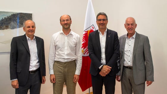 Rafforzare ulteriormente la cooperazione: nella foto (da sinistra) Wolfgang Obwexer, Armin Reinstadler, il presidente della Giunta Arno Kompatscher e Roland Schroffenegger (Foto: ASP/Fabio Brucculeri)