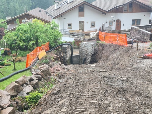 In den kommenden drei Monaten verstärkt die Wildbachverbauung den Hochwasserschutz am Tisenserbach in Tisens/Kastelruth. (Foto: LPA/Landesamt für Wildbach- und Lawinenverbauung Süd)