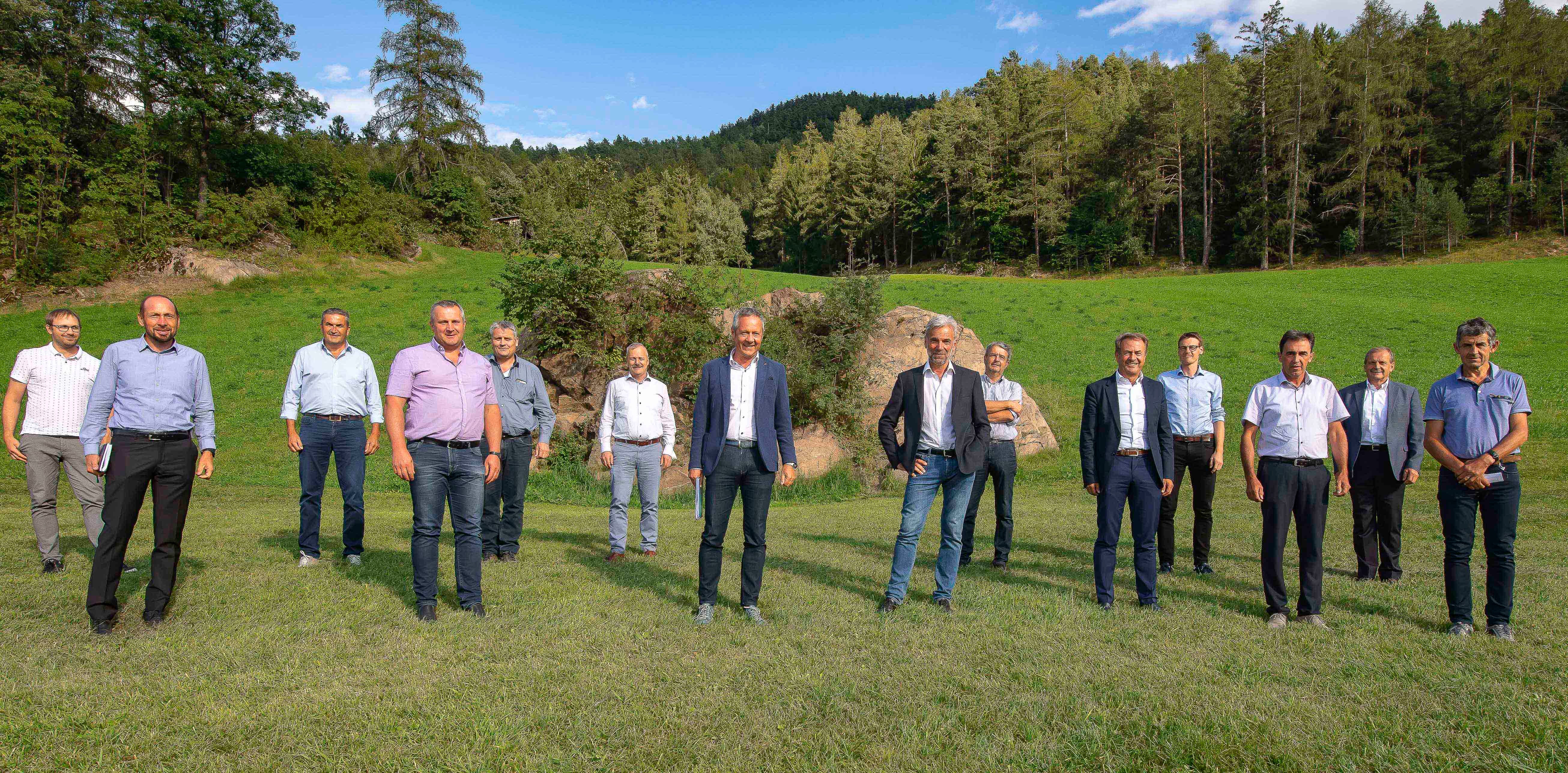 La rete stradale, i danni della tempesta e altri argomenti sono stati discussi dall'assessore Schuler (nella foto ottavo da sinistra) con i sindaci della comunità del distretto Salto-Sciliar(Foto: ASP/Othmar Seehauser)