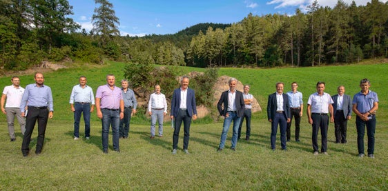 La rete stradale, i danni della tempesta e altri argomenti sono stati discussi dall'assessore Schuler (nella foto ottavo da sinistra) con i sindaci della comunità del distretto Salto-Sciliar(Foto: ASP/Othmar Seehauser)