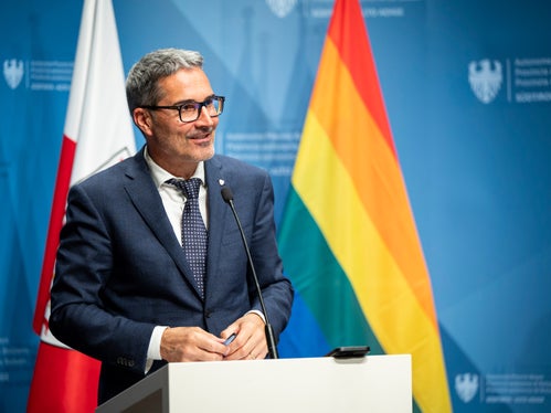 Der Bericht zeige aufgrund der zentralen Rolle der Gemeinden und der starken Beteiligung lokaler Unternehmen auf, dass das Südtiroler Vergabemodell einen Mehrwert für Südtirol schaffe, betont Landeshauptmann Arno Kompatscher. (Foto: LPA/Fabio Brucculeri)