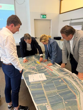 STA-Abteilungsleiter Massimiliano Valle, Direktor der Landesabteilung Mobilität Martin Vallazza, Bozens Mobilitätsstadträtin Johanna Ramoser und der Terlaner Bürgermeister Hansjörg Zelger (von links) begutachten die Projektvarianten. (Foto: LPA/Bruno Benedetto)