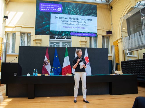 Green Infrastructure ist kein einfacher Begriff, sagte bei der heutigen Veranstaltung die Vertreterin des Deutschen Bundesamts für Naturschutz, Bettina Hedden-Dunkhorst, doch dank dieses Preises seien die vielen kreativen Ideen aufgezeigt worden, die es im Alpenraum gebe, um Wirtschaft und Umweltschutz zusammen zu bringen. (Foto: LPA/Fabio Brucculeri)