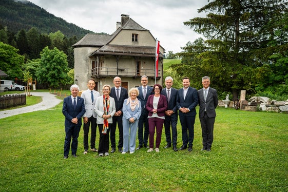 I rappresentanti dei territori hanno partecipato all'Assemblea dell'Euregio tenutasi al Castello di Trautson a Matrei am Brenner. (Foto: Land Tirol/Fitsch)
