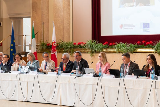 Il tavolo dei relatori al completo: da sinistra Paolo Zambuto (Ministero dell'Economia e delle Finanze), Katarzyna Dobielewska  (Commissione europea), Gema Sanz Redrado (Commissione europea), Brian Debattista (Commissione europea), Eros Magnago, Arno Kompatscher, Cristina Asturias (Commissione europea), Carmine Mollica (Commissione europea) e Martina Menna (Commissione europea). (Foto: USP/Manuela Tessaro)

