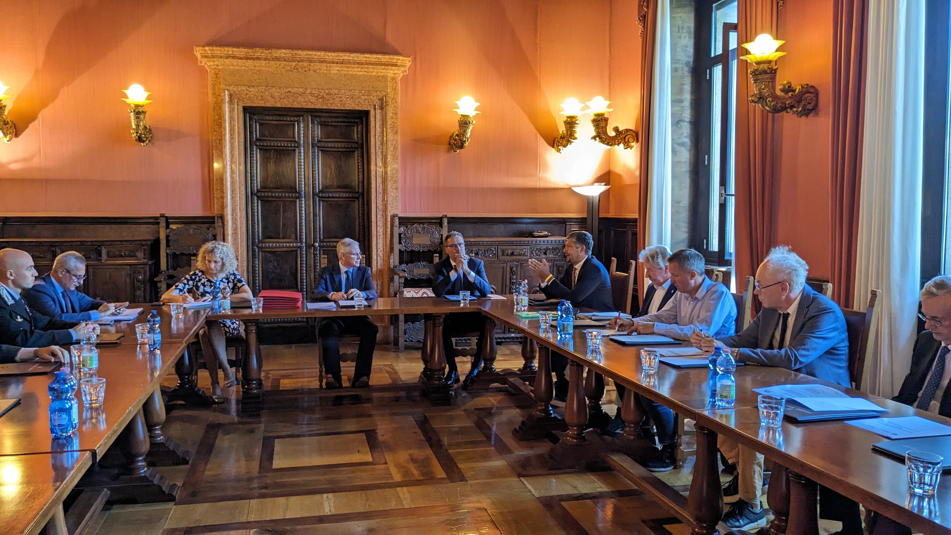 Oggi, al Palazzo Ducale di Bolzano, il presidente Kompatscher (1° da destra, al centro) e il Commissario del Governo Cusumano (2° da destra, al centro) hanno firmato la convenzione sul monitoraggio dei flussi di traffico. Erano presenti anche l'assessore Alfreider (1° da destra, a lato) e i rappresentanti locali della Polizia di Stato, dei Carabinieri e della Guardia di Finanza. (Foto: ASP/Ingo Dejaco)