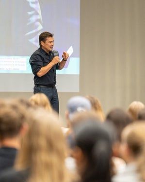 Der Direktor des Landesamtes für Jugendarbeit&nbsp;Konrad Pamer: Diese innovative Veranstaltung soll den Wissensaustausch fördern und die Vernetzung mit Experten und Expertinnen aus unterschiedlichen Bereichen ermöglichen, die einen Maturaball tangieren. (Foto: LPA/Landesamt für Jugendarbeit)