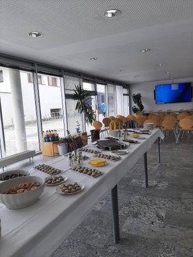 Das Buffet der Tisner Fachschülerinnen im Foyer des Oberschulzentrums Mals. (Foto: LPA/Fachschule Tisens)