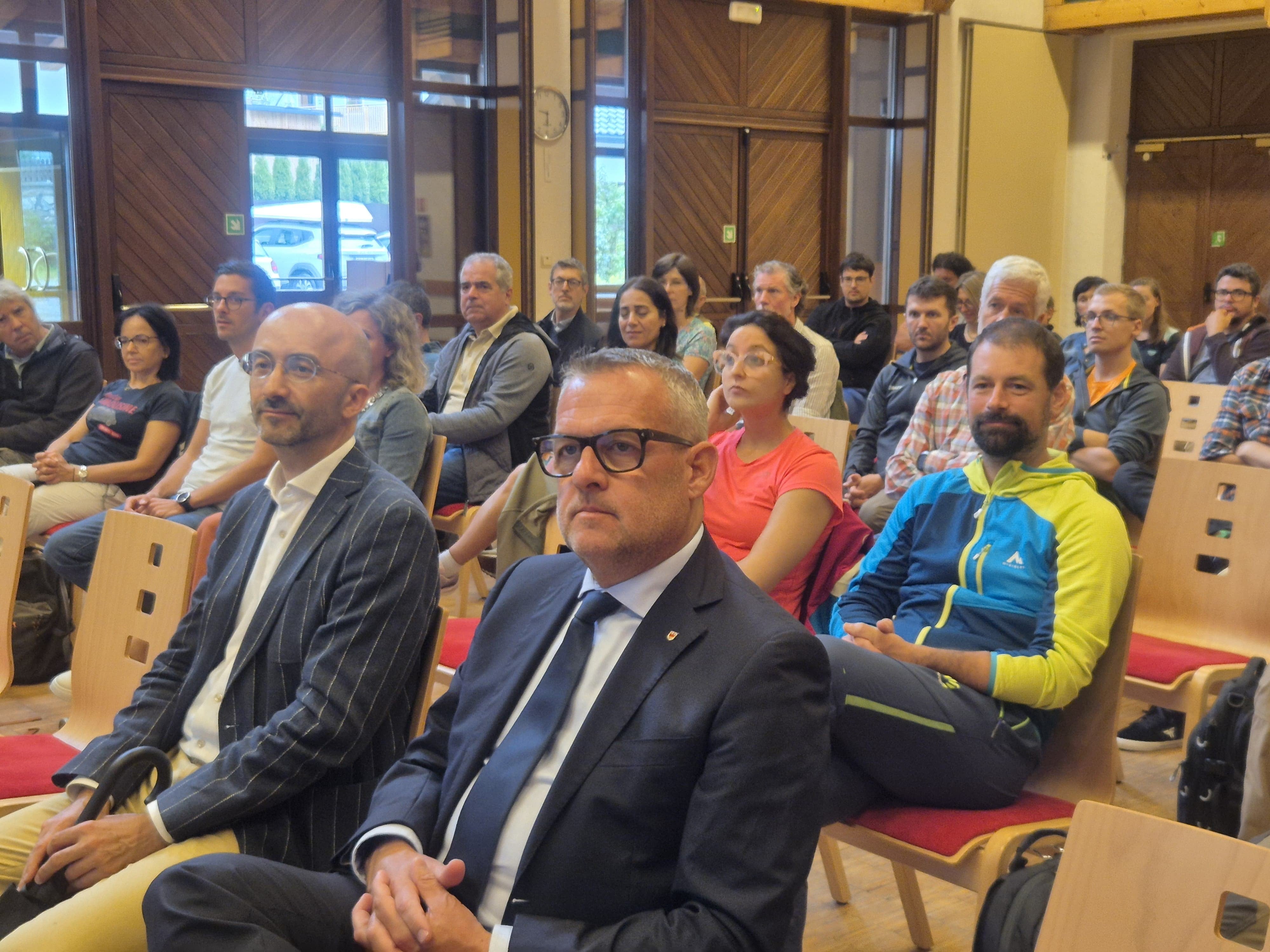 Am 24. Juli wurde im Kulturhaus Oberrasen in Rasen-Antholz das geologische Kartenblatt 009 Antholz vorgestellt. Bei der Vorstellung waren auch (v.l.n.r.) Landesrat Christian Bianchi und der Bürgermeister von Rasen-Antholz, Thomas Schuster, dabei. (Foto: LPA/Gianluca Crocco)