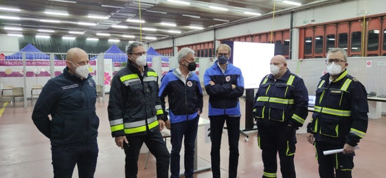 Markus Leimegger e Thomas Holzknecht della Sezione di protezione civile della Croce Bianca,il direttore dell'agenzia per la protezione civile Unterweger, l'assessore alla protezione civile Arnold Schuler e il presidente della Provincia Arno Kompatscher nonché Stefano Fait della protezione civile del Trentino (Foto: Agenzia per la protezione civile/Andreas Simmerle)
