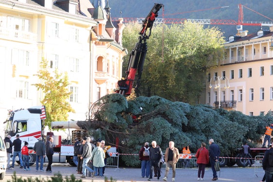 Ankunft auf dem Waltherplatz im Zentrum von Bozen mit Publikum. (Foto: LPA/Maja Clara)