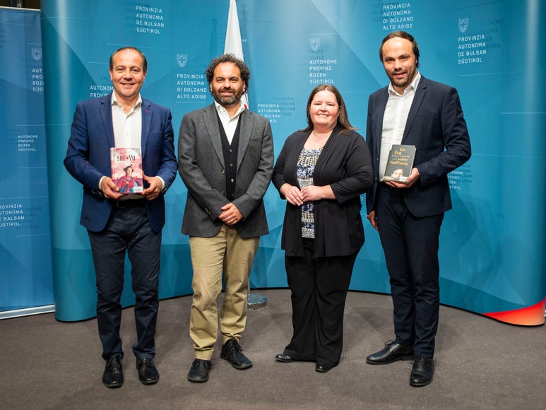Haben die neue Sommerleseaktion heute vorgestellt: (v.l.) Landesrat Vettorato, Amtsdirektor Bizzarri, Amtsdirektorin Gamper und Landesrat Achammer. (Foto: LPA/Fabio Brucculeri)