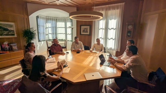 L'incontro tra l'assessore provinciale alla Mobilità Daniel Alfreider (primo da destra), con il suo staff, e i rappresentanti del Comune di Appiano, tra cui il sindaco Lorenz Ebner, secondo alla destra di Alfreider. (Foto: USP/Dipartimento Infrastrutture e Mobilità)