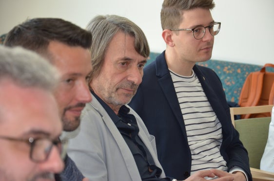 Am Sprengelstützpunkt Welsberg: Gesundheitslandesrat Hubert Messner im Gespräch mit Vertreterinnen und Vertretern der wohnortnahen Versorgung - v. l.: Ressortdirektor Michael Mayr, Bürgermeister Dominik Oberstaller, Landesrat Hubert Messner, Samuel Vieider. (Foto: LPA/Karin Leiter)