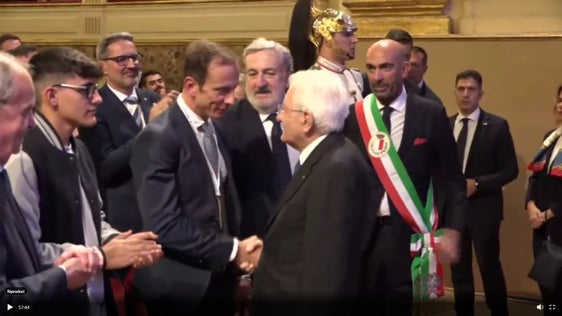 Il presidente della Provincia, Arno Kompatscher (in seconda fila, alle spalle dei colleghi Fedriga ed Emiliano) applaude il presidente della Repubblica, Sergio Mattarella, dopo il suo intervento alla cerimonia di apertura. (Foto: USP)