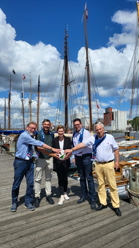 Le Comité diretif dla Uniun Federala dles Nazionalités Europeiches FUEN (da man ciampa): le vize presidënt FUEN Gösta Toft, le vize governadú y vize presidënt FUEN Daniel Alfreider, le secretët general FUEN Éva Adél Pénzes, le presidënt FUEN Loránt Vincze. Le vize presidënt dla FUEN Bahne Bahnsen (Foto: LPA/FUEN)