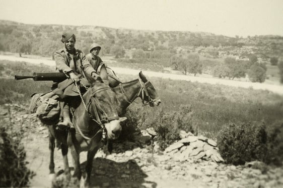 Bild aus dem fotografischen Nachlass von Wilhelm Schrefler, seit 1935 Guglielmo Sandri: Italienische Soldaten auf Maultieren, die auch zum Transport von Maschinengewehren dienten. (LPA/Landesarchiv)