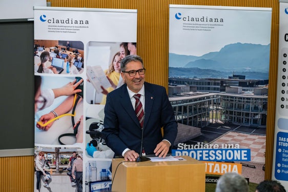 Wir haben heute einen wichtigen Meilenstein erreicht, ist Landeshauptmann Arno Kompatscher überzeugt, denn die neue Studienmöglichkeit in Bozen sei für Südtirol in vielerlei Hinsicht von großer Bedeutung. (Foto: LPA/Greta Stuefer)