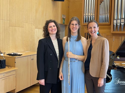 Anna Rauch (Mitte) von der Musikschule Leifers mit Lehrerin Marlene Pfeifer (rechts) und Korrepetitorin Katerina Dimov (links) nach ihrem Prüfungsvorspiel für das  Leistungsabzeichen in Gold. (Foto: LPA/Landesdirektion Deutsche und ladinische Musikschule/Monika Federspieler)