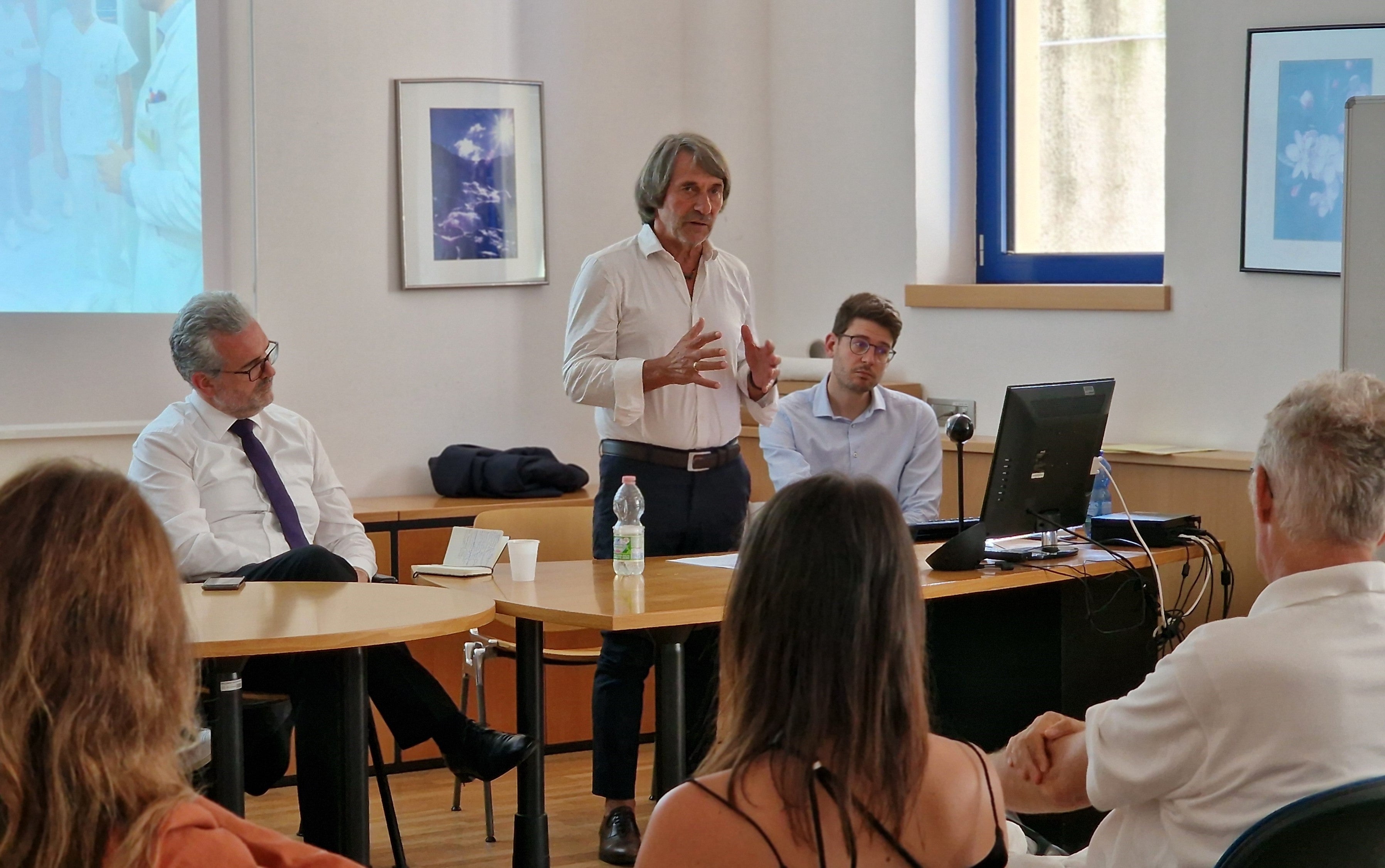 An einem normalen Tag werden laut Gesundheitslandesrat Hubert Messner im Gesundheitsbereich im Schnitt 18.304 Leistungen erbracht. Messner (vorne in der Mitte zwischen Ressortdirektor Michael Mayr und Partikularsekretär Samuel Vieider) würdigte bei seinem Besuch vor Ort den herausragenden Einsatz der Mitarbeitenden und Führungskräfte und lobte die gute Zusammenarbeit in den Teams. (Foto: LPA/Angelika Schrott)