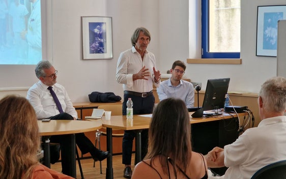 Secondo i dati forniti dall’assessore provinciale alla Prevenzione sanitaria e salute Hubert Messner, in una giornata “normale” vengono erogate mediamente 18.304 prestazioni sanitarie. Durante la sua visita a Merano, Messner (al centro della foto, tra il direttore di dipartimento Michael Mayr e il segretario particolare Samuel Vieider) ha elogiato l’eccezionale impegno di personale e dirigenza e la buona collaborazione all’interno dei gruppi di lavoro. (Foto: USP/Angelika Schrott)