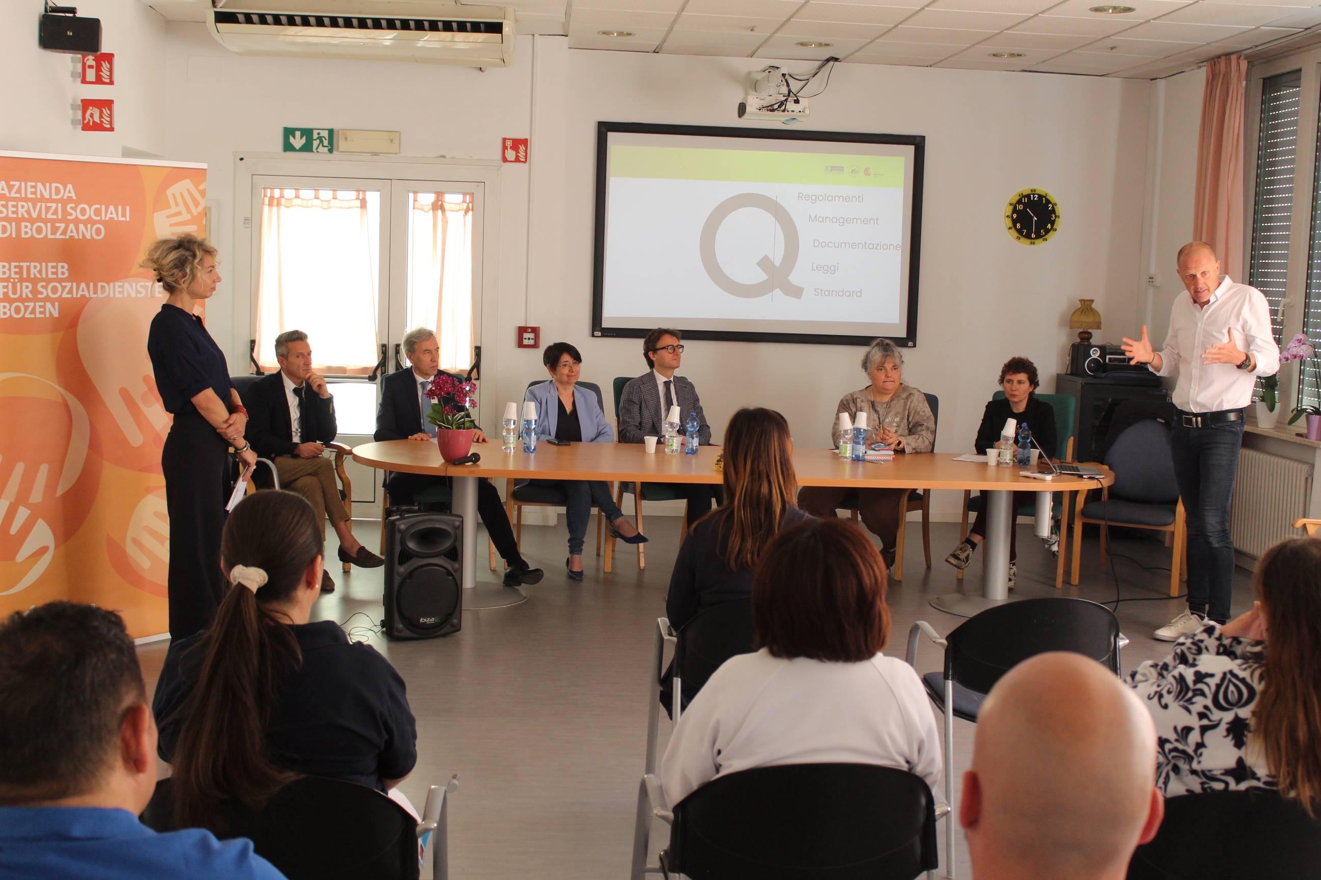 Der Betrieb für Sozialdienste Bozen und die Berufsschule für Sozialberufe Emmanuel Lévinas arbeiten bei der Aus- und Weiterbildung eng zusammen. (Foto: LPA/Berufsschule Lévinas)