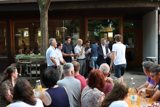 L'assessore Luis Walcher (in piedi, secondo da destra) e il dirigente scolastico Paul Mair (in piedi, quarto da sinistra, con microfono) hanno consegnato i diplomi e i certificati di qualifica professionale di varie discipline nel corso di una cerimonia alla Scuola Laimburg. (Foto: USP/Sabine Pitscheider)