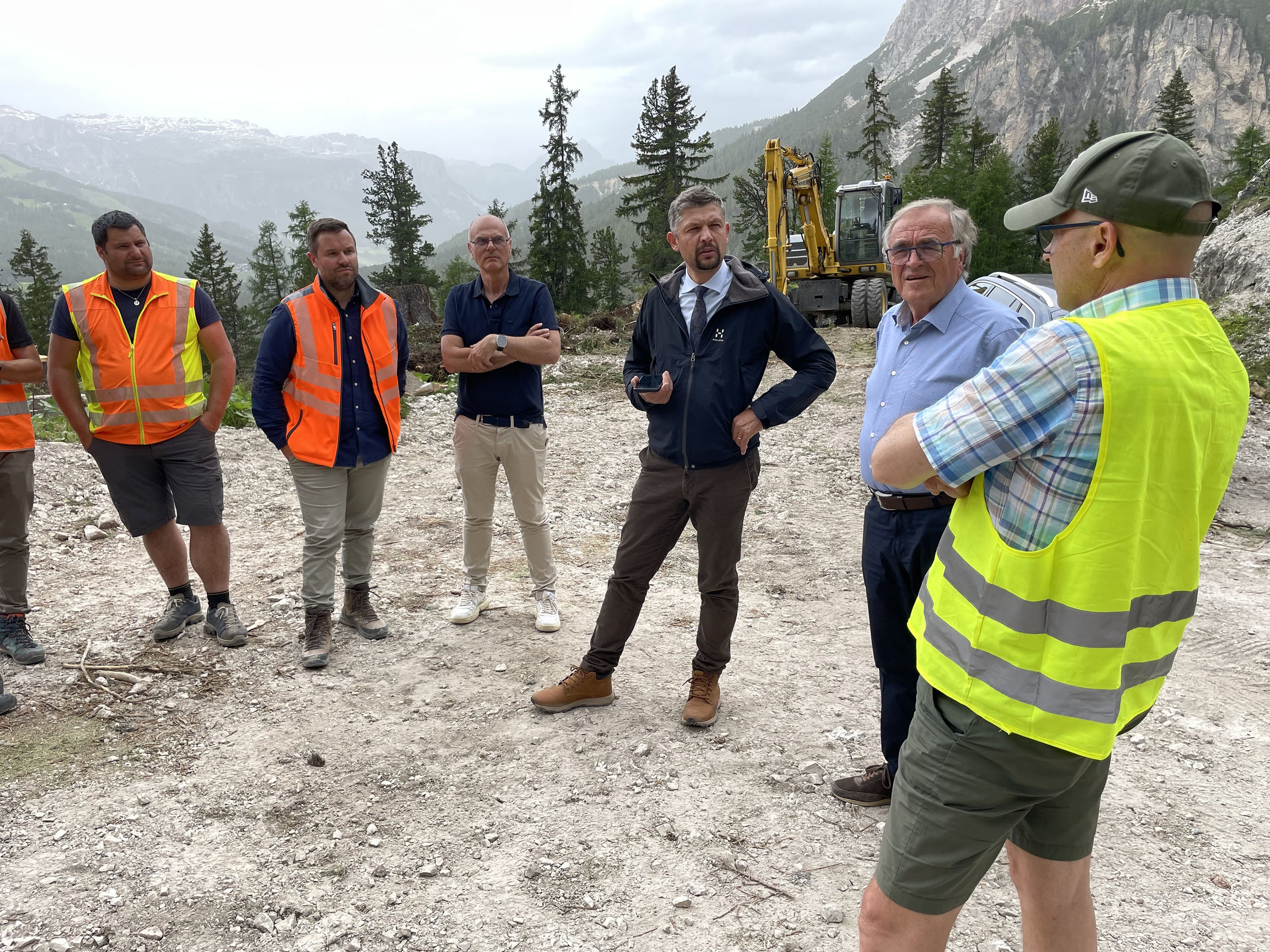 Wie die Sicherungsarbeiten an der Landesstraße auf den Valparola-Pass abgewickelt werden, hat Mobilitäts- und Infrastrukturenlandesrat Daniel Alfreider mit den Technikern und Arbeitern auf der Baustelle bei Armentarola besprochen. (Foto: LPA/Gnews)