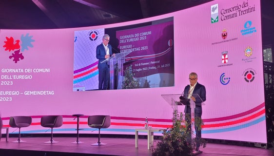 Ein gesunder Wald ist eine der Voraussetzungen, um die Klimaziele zu erreichen, die wir uns für 2040 gesetzt haben, betonte in Cavalese der Präsident des Südtiroler Gemeindenvernbands, Andreas Schatzer. (Foto: Euregio/Armin Gluderer)