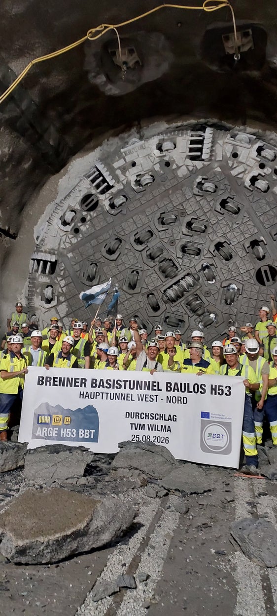 Il tunnel di linea ovest della Galleria di base del Brennero (BBT) è stato completato per tutta la sua lunghezza, pari a 55 chilometri. Il traguardo intermedio ma di grande importanza, non solo simbolica, è stato raggiunto martedì 25 agosto, con l’abbattimento del diaframma da parte della fresa di scavo “Wilma”: nella foto la fresa e gli operai. (Foto: BBT SE)