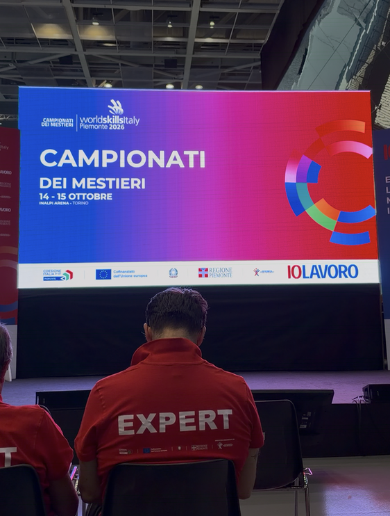 La Scuola professionale per l’artigianato e l’industria “Luigi Einaudi” di Bolzano torna dai Campionati dei mestieri WorldSkills Piemonte 2026 con un importante risultato: il terzo posto conquistato nella categoria Acconciatura dalla giovane apprendista dell’istituto Valentina Lo Vetere. (Foto: USP)