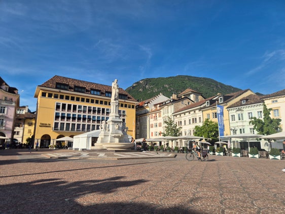 Ein neuer auf Prävention und Sicherheit ausgelegter Überwachugnsdienst soll ab 2027 in meheren Bereichen der Bozner Altstadt aktiv sein. Auch der Waltherplatz (im Bild) zählt zu den betroffenen Bereichen. (Foto: LPA/Gianluca Crocco)