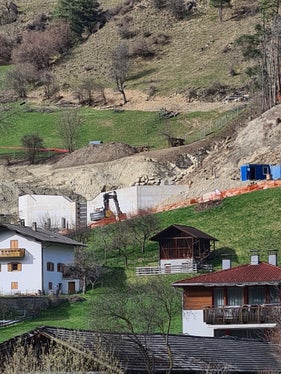 Durch die Errichtung der Rückhaltesperre im Hornergraben ist Vintl in Zukunft besser vor Überschwemmungen und Vermurungen geschützt. Die Fotos wurden am 26. März 2025 aufgenommen. (Foto: LPA/Landesamt für Wildbach- und Lawinenverbauung Ost/Andreas Unterberger)